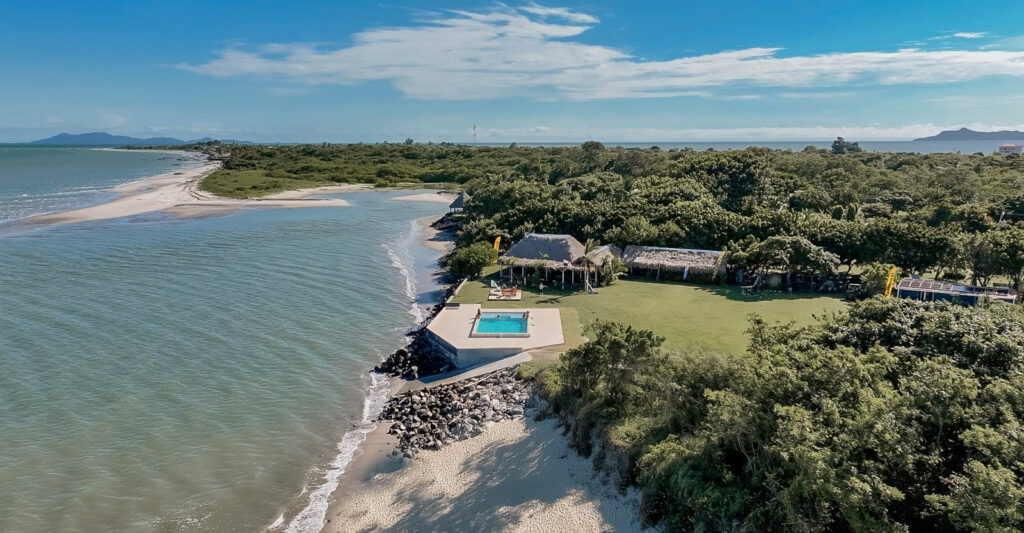 21-imgi_99_pool_at_panama_kite_center-2~~677ab864ac448